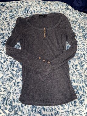 Kensie Gray Ribbed Long-Sleeve Henley Top
